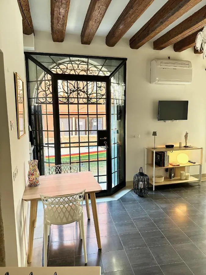 Ca Penini - Canal View Venice Apartment