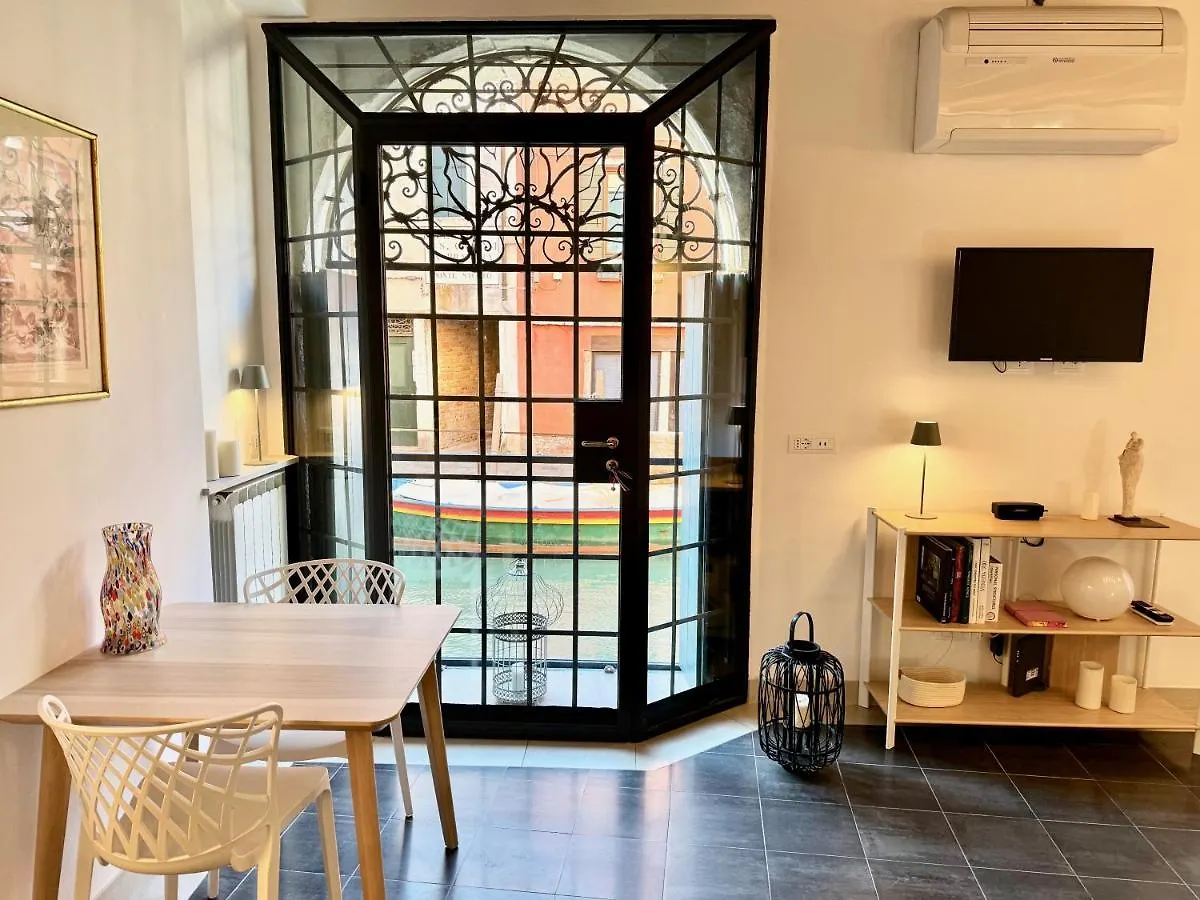 Ca Penini - Canal View Venice Apartment