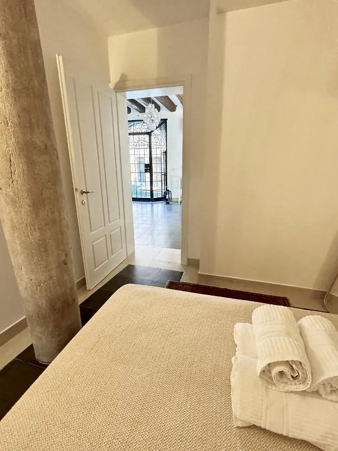 Ca Penini - Canal View Venice Apartment