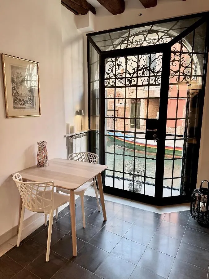 Ca Penini - Canal View Venice Apartment